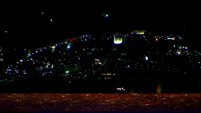 花岗岩台面和模糊的倒影颠倒的夜晚城市视频素材画面2
