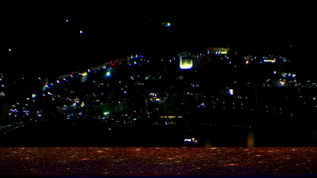 花岗岩台面和模糊的倒影颠倒的夜晚城市视频素材画面3