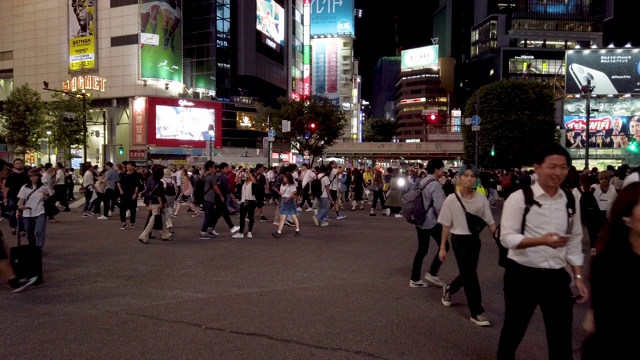 4K行人在日本东京涉谷十字路口行走视频素材