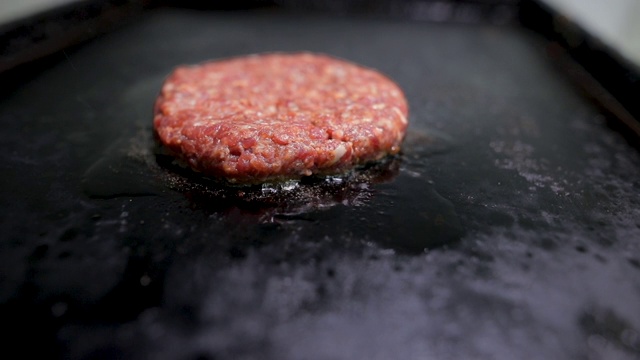 在商业厨房里煎生牛肉汉堡视频素材