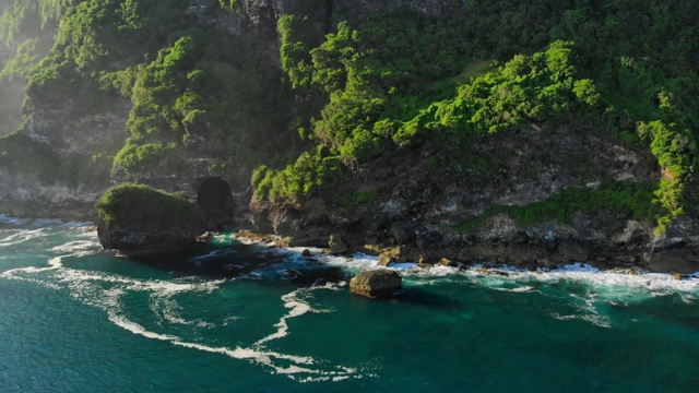 巴厘岛的神奇悬崖，岩石和海洋。鸟瞰图视频素材