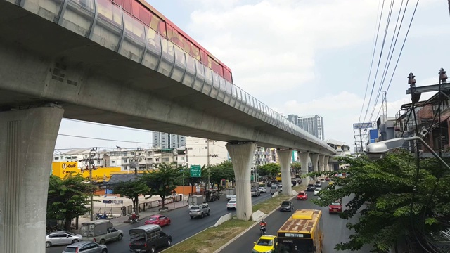 地铁电动轻轨在曼谷站的铁路上行驶视频素材