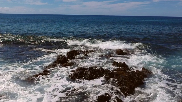 空中向前的海岸与粉碎的波浪视频素材