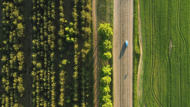 高速公路上的卡车俯视图视频素材