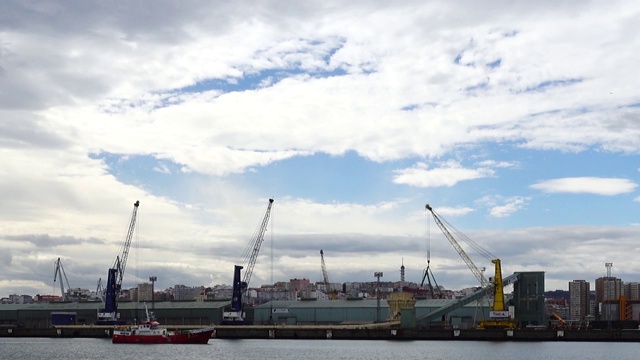 这艘船以港口为背景。港口城市La Coruña，西班牙。视频素材