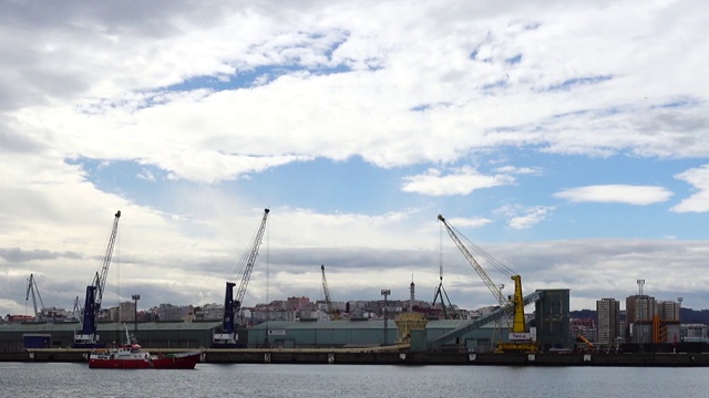 这艘船以港口为背景。港口城市La Coruña，西班牙。视频素材