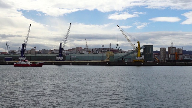 这艘船以港口为背景。港口城市La Coruña，西班牙。视频素材