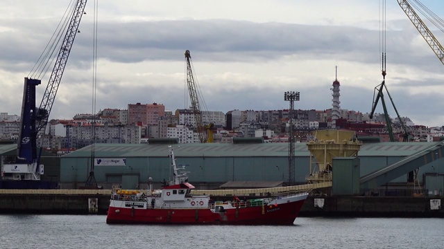 这艘船以港口为背景。港口城市La Coruña，西班牙。视频素材