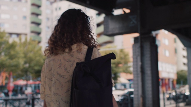 年轻女子微笑着从柏林市中心经过视频素材