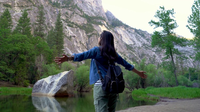 女人在山上徒步旅行放松镜湖视频素材