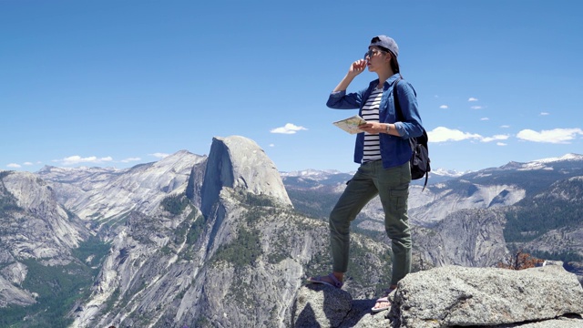 带着地图站在山顶上的徒步旅行者视频素材