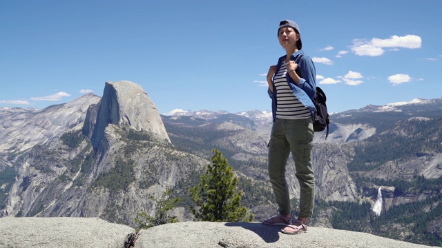 徒步旅行者穿着凉鞋在户外爬山。视频素材