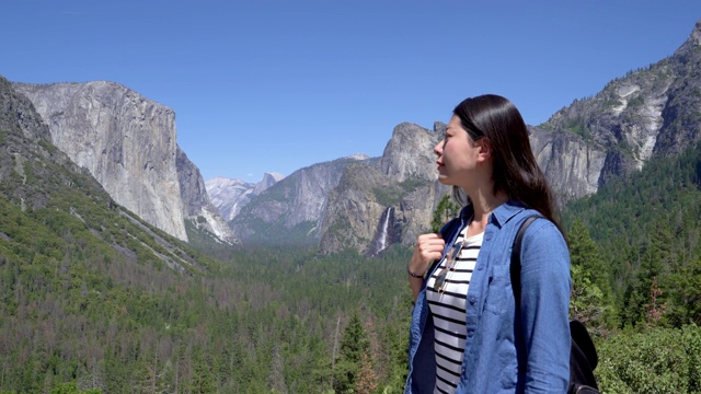 女徒步旅行者观光隧道风景优胜美地视频素材