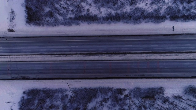 公路在冬天的森林黄昏视频素材