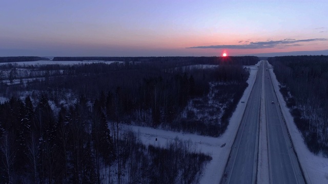 公路上冬日的夕阳。视频素材