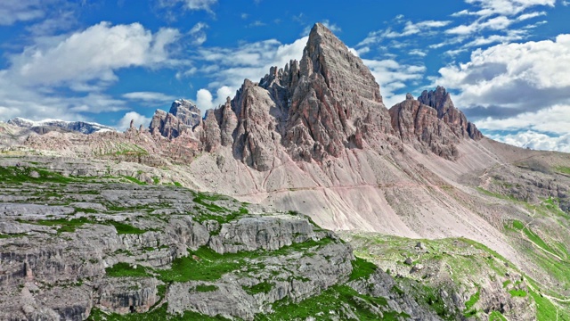 意大利Dolomites的Monte Paterno的鸟瞰图视频素材