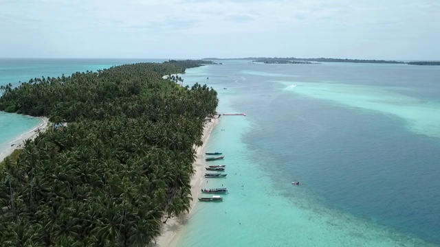 环绕美丽的海滩旅游区飞行视频素材