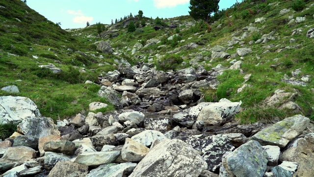 阿尔卑斯山一条湍急河流的河床视频素材