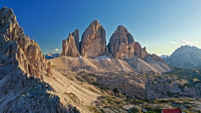 令人惊叹的鸟瞰图Tre Cime和Dreizinnen小屋，Dolomites视频素材