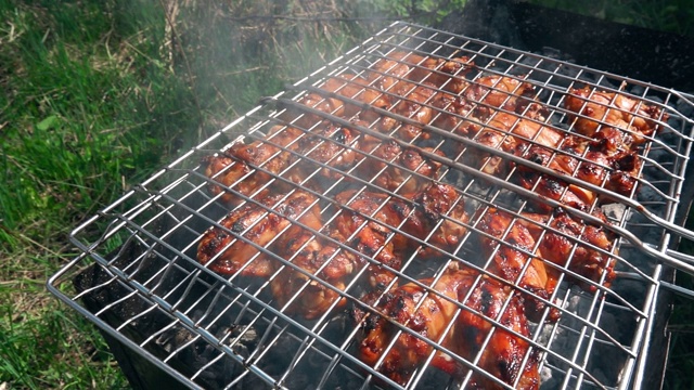 烹饪炭鸡烧烤视频素材