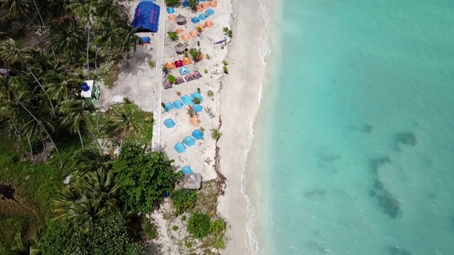 海滩上的露营地，有自然海景视频下载