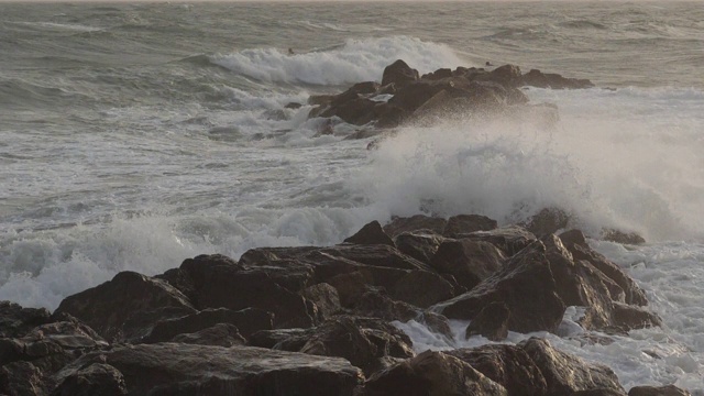 海浪冲击着岩石，地中海，法国视频素材