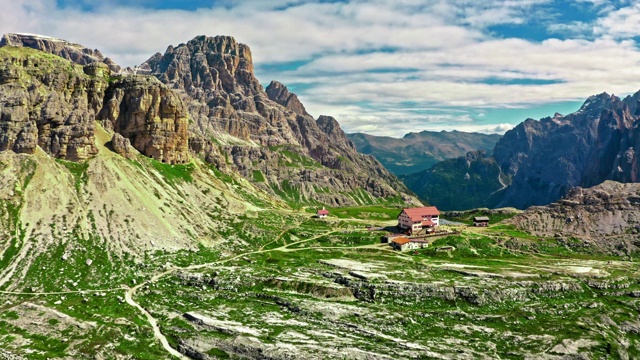 山避难所Dreizinnen小屋在Tre Cime，鸟瞰图，白云石视频素材