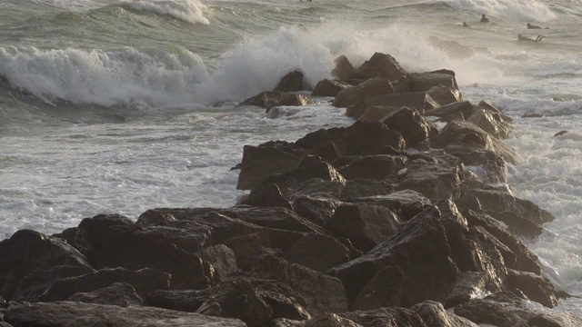 海浪冲击着岩石，地中海，法国视频素材