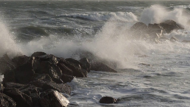 海浪冲击着岩石，地中海，法国视频素材