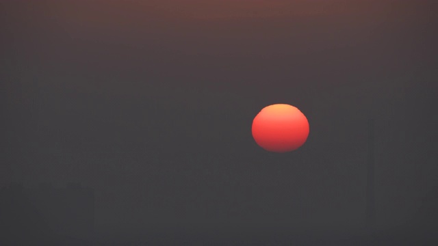 黑暗天空中如画的日出视频素材