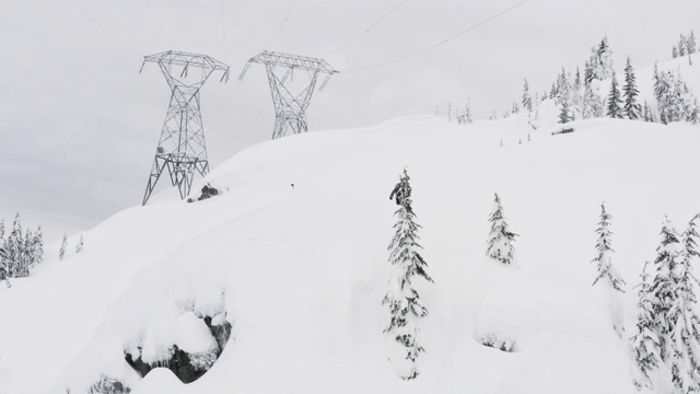 青年成人滑雪大空中跳台高山极限冬季运动无人机航拍视频素材