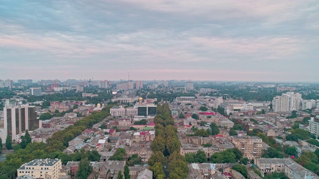 敖德萨城市中心的全景鸟瞰图显示在街道和屋顶上的绿树视频素材