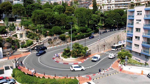 摩纳哥城避暑别墅、历史建筑、街道、道路上有汽车的蒙特卡洛视频素材