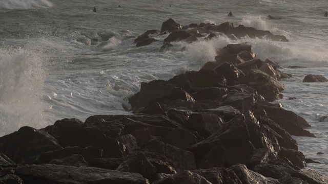 海浪冲击着岩石，地中海，法国视频素材