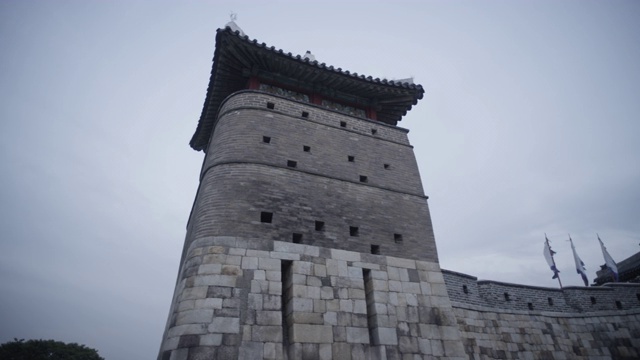 韩国京畿道水原水城要塞的西北宫西门瞭望塔和花城门(西)视频素材