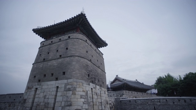 韩国京畿道水原水城要塞的西北宫西门瞭望塔和花城门(西)视频素材