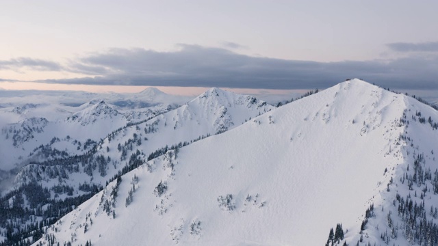 喀斯喀特山脉雪山冬季山地无人机查看雷尼尔山附近的多个顶峰山峰视频素材