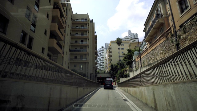 汽车交通在摩纳哥城市隧道，全高清视频下载