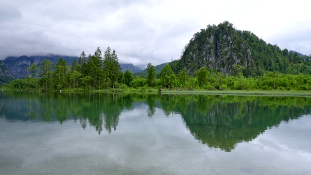 夏季的山湖，阿尔姆西，阿尔姆塔尔，上奥地利，奥地利视频素材