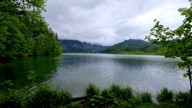 夏季的山湖，阿尔姆西，阿尔姆塔尔，上奥地利，奥地利视频素材