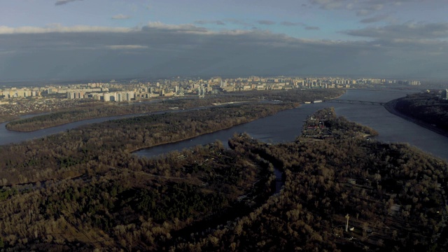 基辅市无人机在春天明媚的第聂伯河上空飞行视频下载