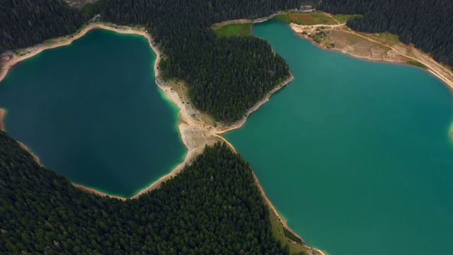 鸟瞰图一个迷人的山地湖泊和森林视频素材