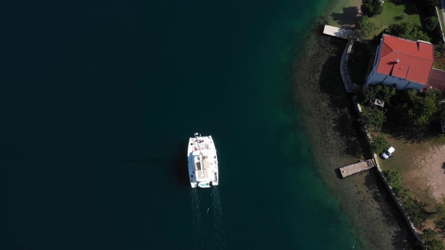 天线。在有风的日子在公海航行的双体船令人惊叹的景色。无人机视图-鸟瞰角度视频素材