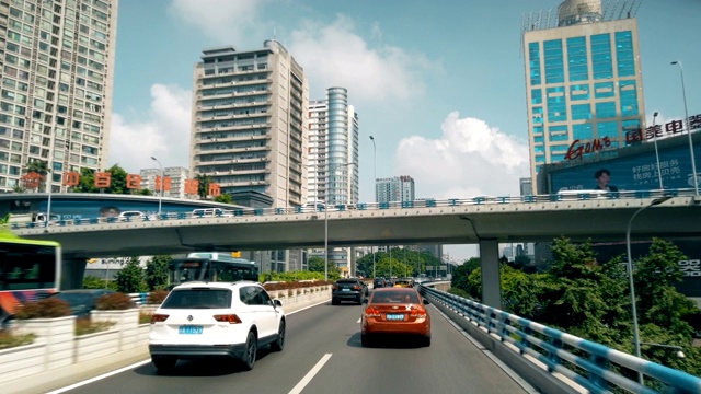 在中国重庆的道路上行驶的汽车。视频素材