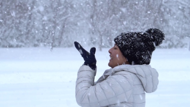 亚洲女人享受冬天的雪视频素材