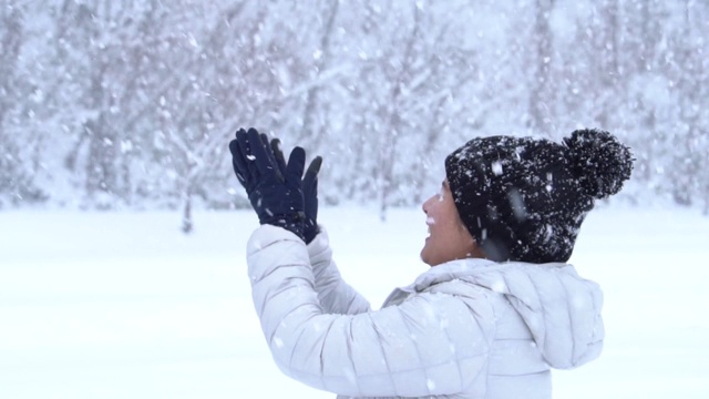 亚洲女人享受冬天的雪视频素材