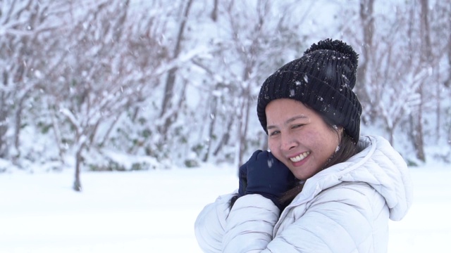 亚洲女人享受冬天的雪视频素材