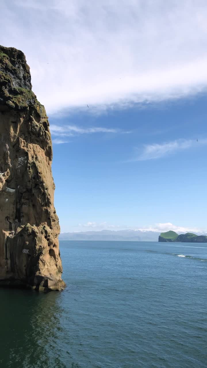 维斯曼内加岛美丽的岩石海岸从渡轮上观看视频素材