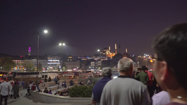 美丽的手持式步行景观:暮色中的Eminönü (Turyol)港口的旅游地标视频素材