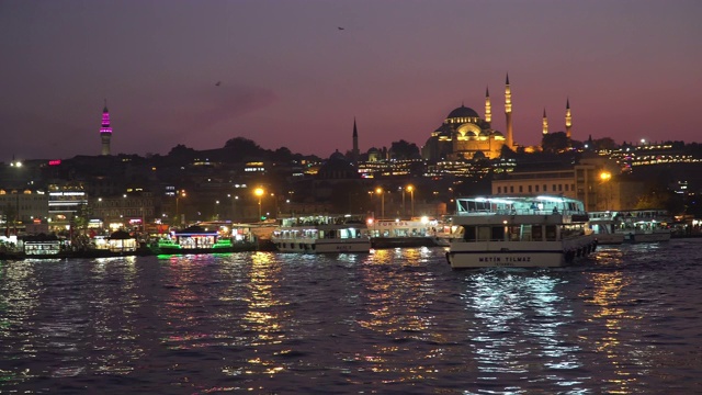 黄昏时分，在Eminönü (Turyol)港口观赏旅游地标视频素材